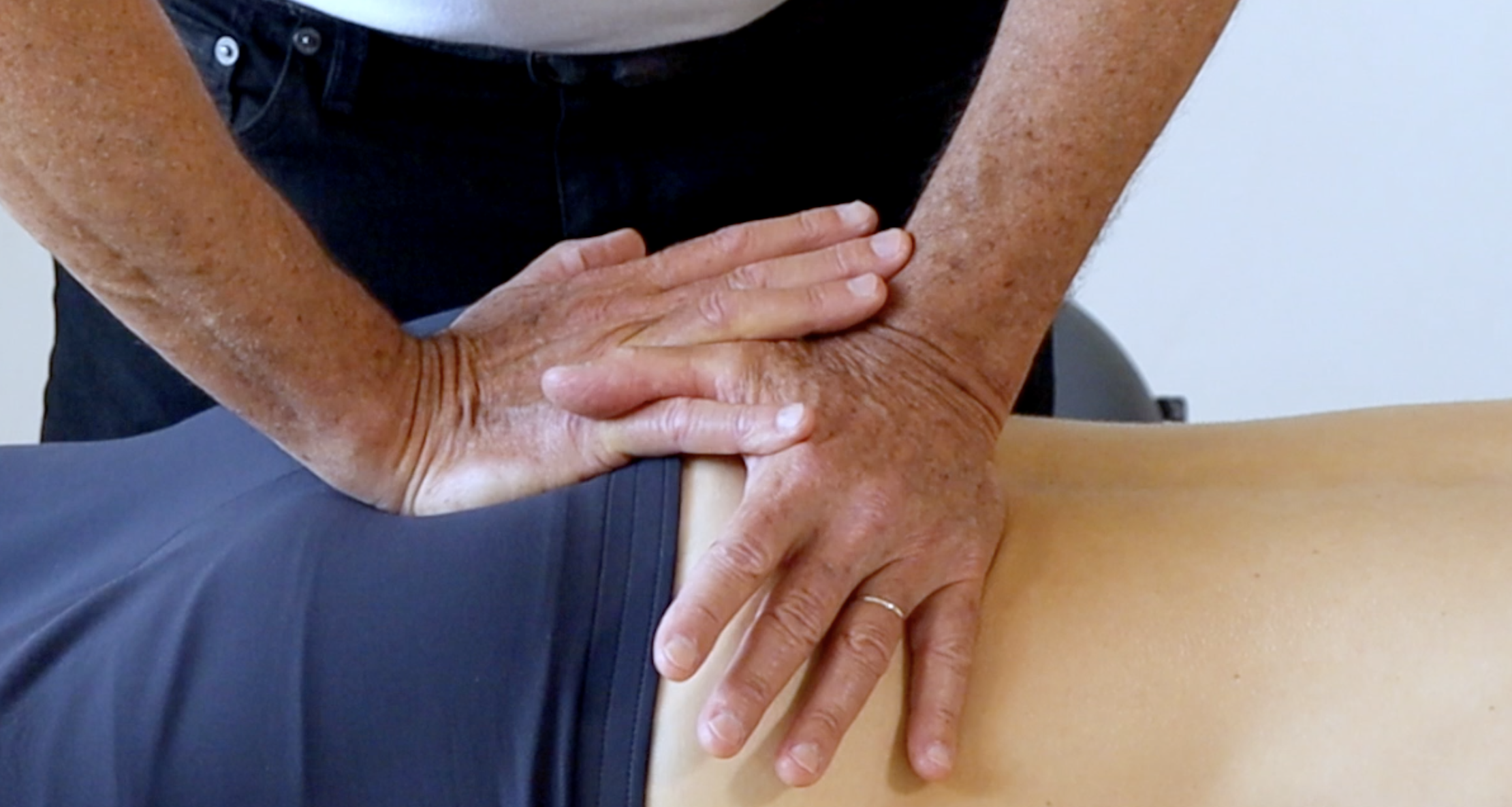 Technique de traitement ostéopathique sur le sacrum